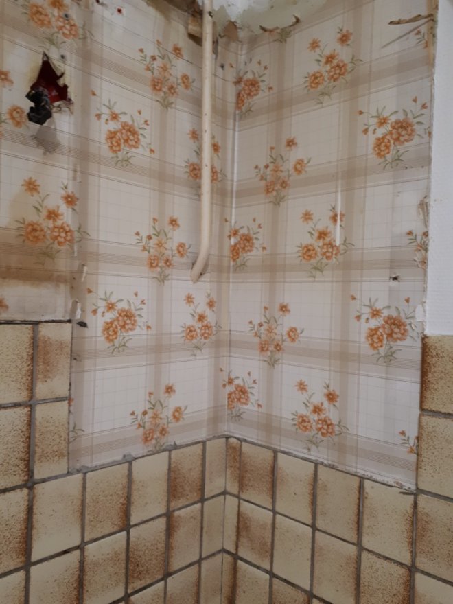 L'ancien papier peint, très bon goût !