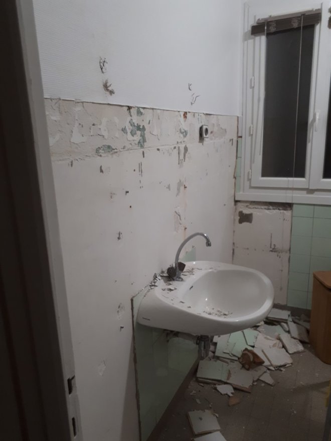 Dépose du carrelage et des meubles de la salle de bain