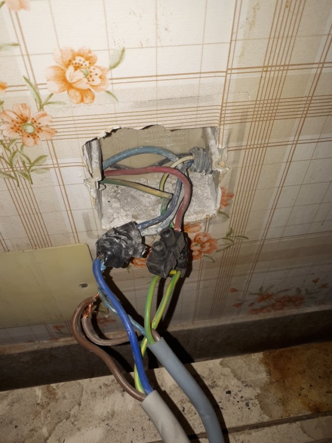 L'ancienne installation électrique... Le sucre a fondu