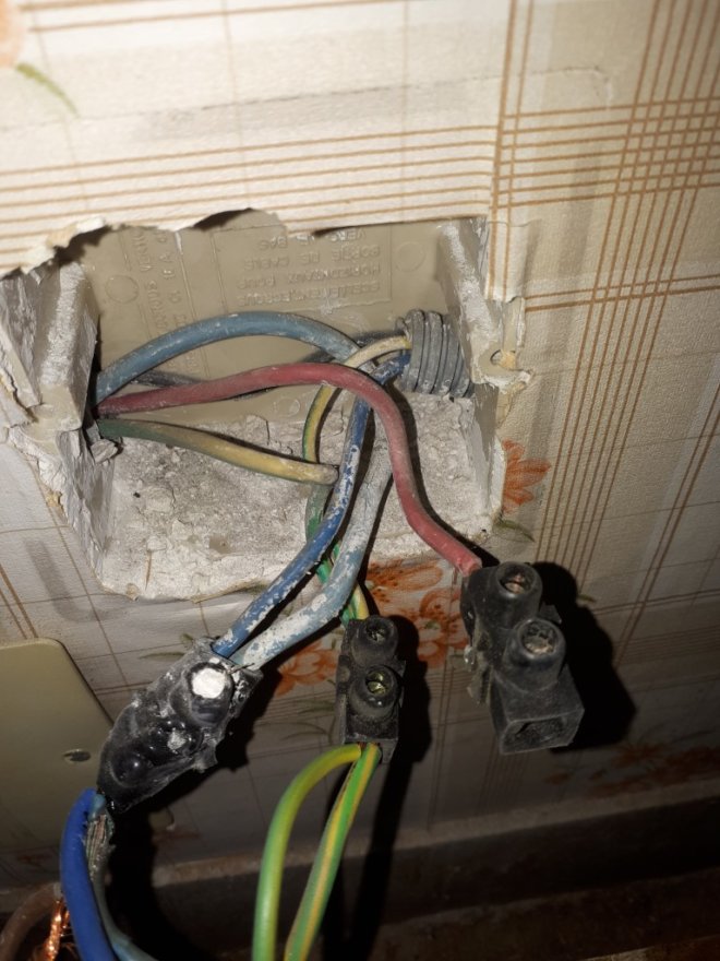 L'ancienne installation électrique... Le sucre a fondu