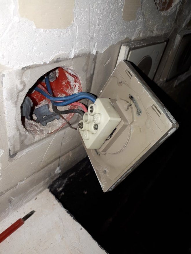 Dépose des prises électriques